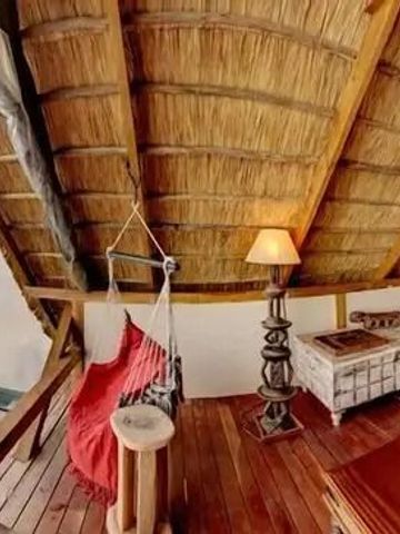 Privater Balkon mit Hängematte und Blick auf den Fluss