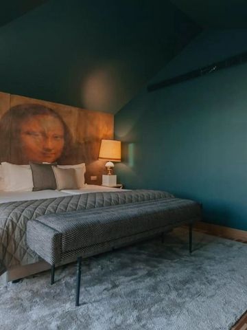 Luxuriöses Hotelzimmer mit Kunstwerk und stilvoller Beleuchtung