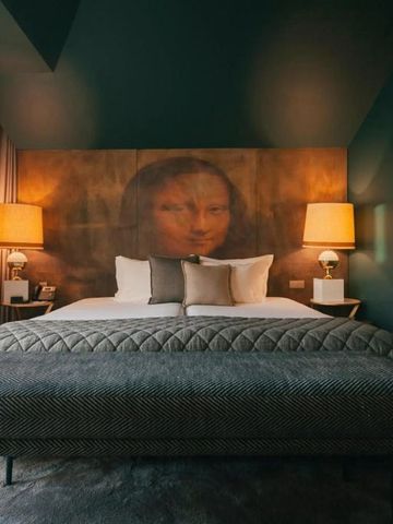 Stilvolles Zimmer mit kunstvoller Wanddekoration und warmem Ambiente