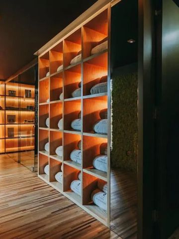 Gemütlicher Spa-Bereich mit Handtüchern und entspannter Beleuchtung