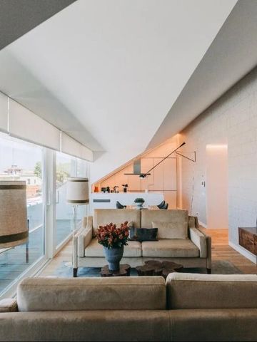 Elegantes Wohnzimmer in einer Suite mit modernen Möbeln und großer Fensterfront