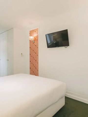 Geräumiges Zimmer mit modernem Dekor, flacher Fernseher an der Wand