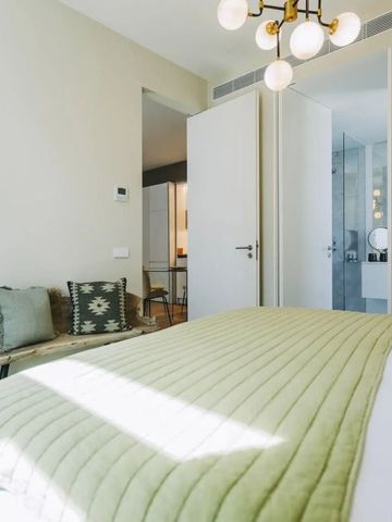 Komfortables Schlafzimmer mit Bett, dekorativen Kissen und einladender Beleuchtung