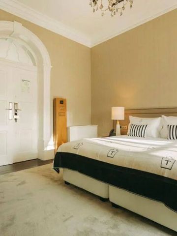 Gemütliches Schlafzimmer mit Doppelbett und hellen Farben im Torel Palace Porto