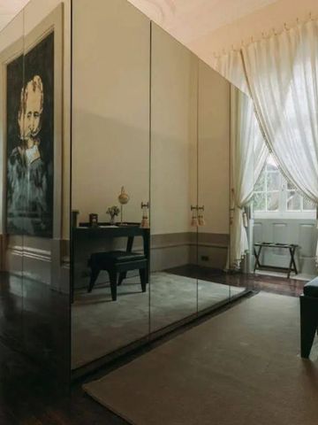 Eleganter Raum mit Spiegelwand und edlem Mobiliar