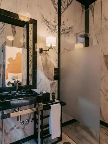 Elegantes Badezimmer mit Marmordekor und stilvoller Einrichtung