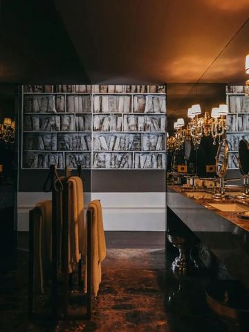 Elegant dekoriertes Badezimmer mit Wandspiegeln und stilvollen Waschbecken im Hotel