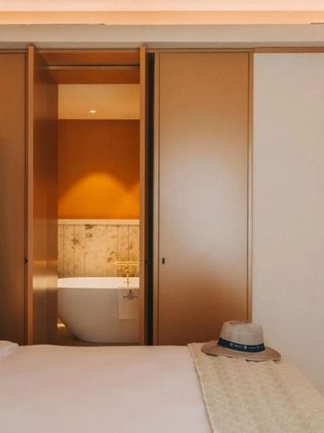 Helles Zimmer mit offenem Bad und stilvoller Einrichtung