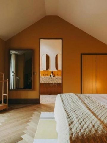 Gemütliches Schlafzimmer mit Holzakzenten und modernen Details