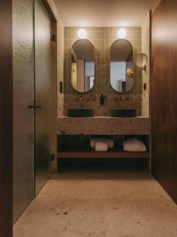 Modernes Badezimmer mit zwei Waschbecken und stilvoller Beleuchtung