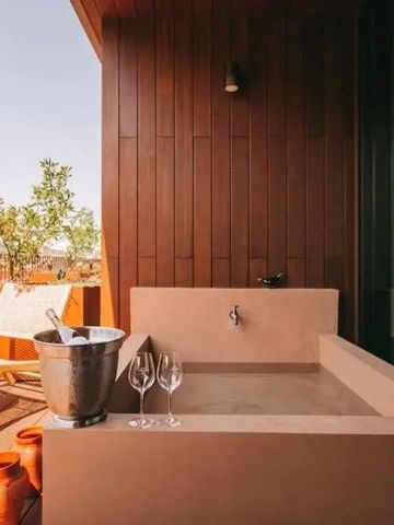 Private Terrasse mit Holzwänden und Whirlpool im Freien