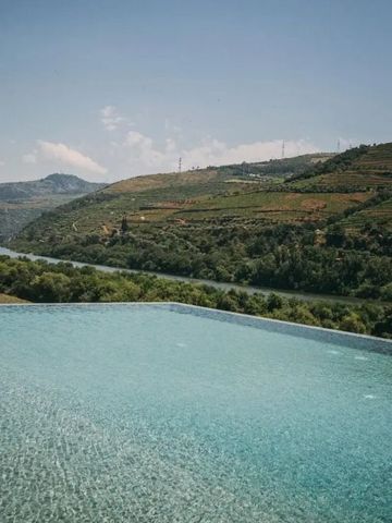 Infinity Pool mit Blick auf die malerischen Weinberge des Douro-Tals