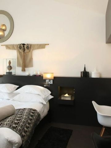 Modern eingerichtetes Hotelzimmer mit stilvollen Akzenten in Schwarz und Weiß