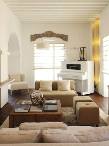 Gemütliche Hotellounge mit hellem Interieur und einem weißen Klavier