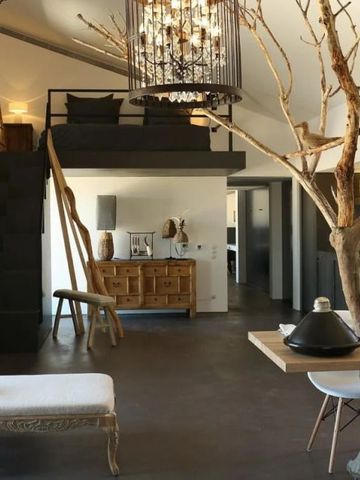 Eleganter Wohnbereich im rustikalen Design mit Kronleuchter