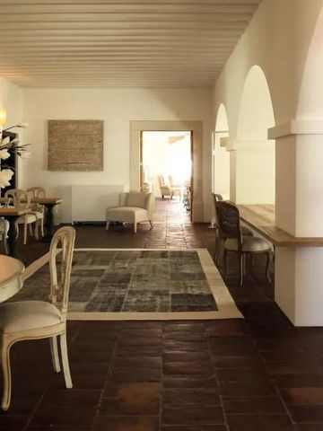 Heller, eleganter Speiseraum mit klassischen Bögen und stilvollen Möbeln