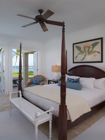 Luxuriöses Schlafzimmer mit Meerblick und Himmelbett im Tortuga Bay Hotel