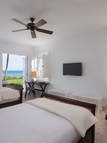Modernes Schlafzimmer mit zwei Betten und Blick aufs Meer im Tortuga Bay Hotel
