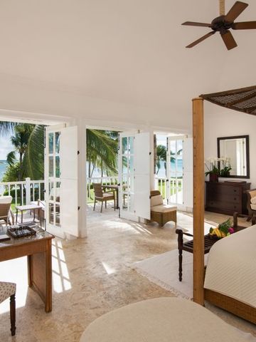 Geräumiges Zimmer mit offener Terrasse und Meerblick im Tortuga Bay Hotel