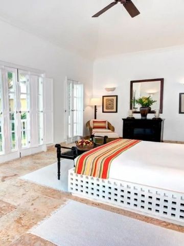 Helles Schlafzimmer mit Terrasse und stilvollem Dekor im Tortuga Bay Hotel