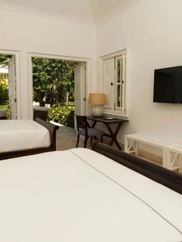 Helles Zimmer mit Doppelbett, Gartenblick und Fernseher