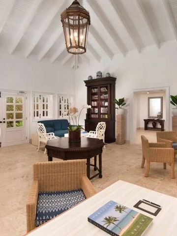 Elegante Hotellounge mit hohen Decken und komfortablen Sitzgelegenheiten