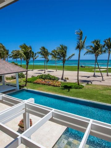 Panoramablick auf den Strand und das Meer mit Palmen vom Balkon