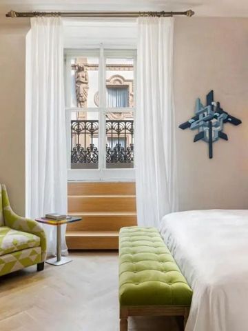 Zimmer mit farbenfroher Kunst an der Wand und eleganter Einrichtung