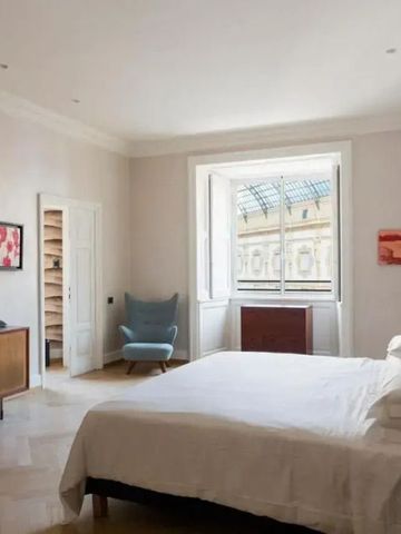 Geräumiges Zimmer mit großem Fenster und stilvollem Mobiliar