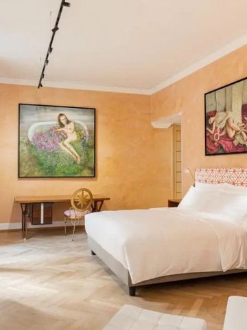 Helles Zimmer mit Kunstwerken und stilvollem Interieur