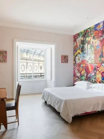 Zimmer mit bunter floraler Wandkunst und großem Fenster