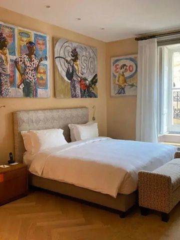 Modernes Zimmer mit großem Fenster und lebhaften Kunstwerken