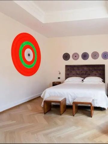 Zimmer mit minimalistischer Dekoration und geometrischer Wandkunst