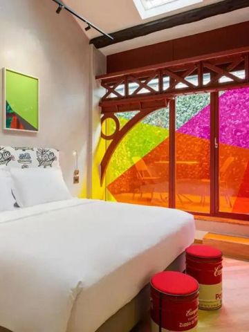 Stylisches Zimmer mit lebhaften Farben und einzigartigem Design