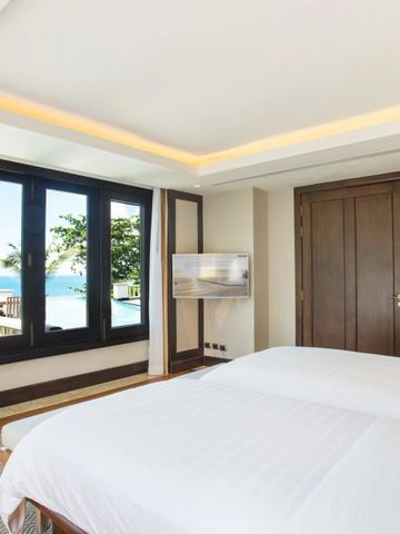 Modernes Zimmer mit Meerblick durch große Fenster im Luxusresort.