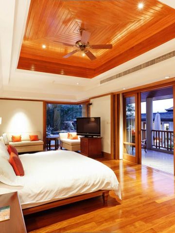 Geräumige Villa mit Holzdecke und direktem Balkonzugang im Resort.
