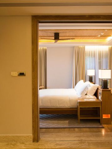 Elegantes Schlafzimmer mit Holzdetails und sanfter Beleuchtung