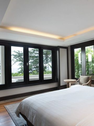 Luxuriöses Schlafzimmer mit Meerblick und moderner Einrichtung