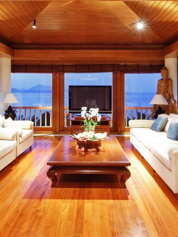 Geräumiges Wohnzimmer mit Panoramablick auf das Meer