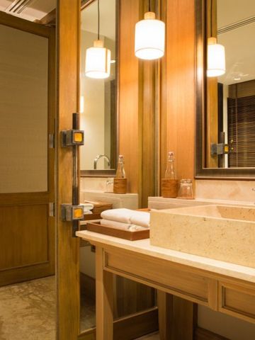 Luxuriöses Badezimmer mit modernem Design und edlen Materialien