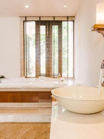 Stilvolles Badezimmer mit Whirlpool und großen Fenstern