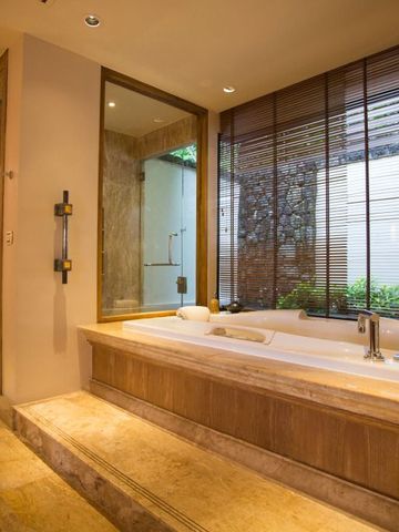 Luxuriöses Badezimmer mit Whirlpool und Blick nach draußen