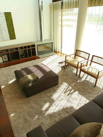 Helles Wohnzimmer mit moderner Einrichtung und großem Fenster