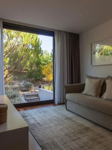 Gemütliches Zimmer mit Sofa und Blick in den Garten