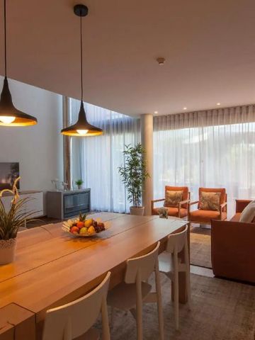 Ess- und Wohnzimmerbereich mit zeitgemäßem Design