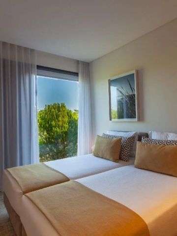 Helles Schlafzimmer mit Zwei Einzelbetten und großem Fenster