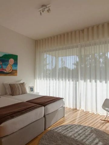 Geräumiges Schlafzimmer mit modernen Twin-Betten und großen Fenstern mit Tageslicht.