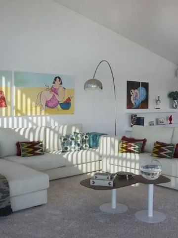 Modernes Wohnzimmer mit stilvoller Dekoration in einer Strandvilla