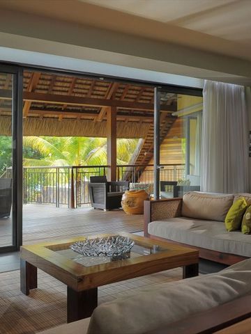 Komfortable Lounge mit Blick auf den tropischen Garten