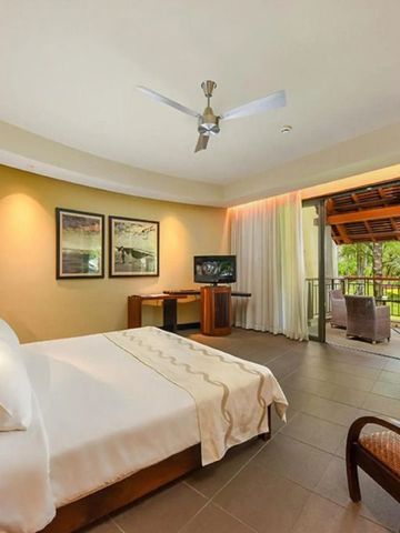 Geräumiges Hotelzimmer mit Balkon und Gartenblick